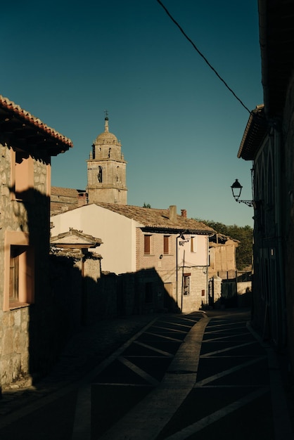 Peregrinos andando por uma rua na cidade de castrojeriz, província de burgos, espanha - novembro de 2021 foto de alta qualidade