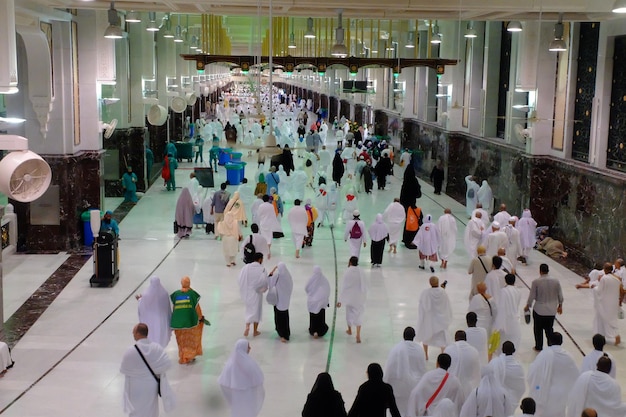 Foto los peregrinos del hajj están haciendo sai en la masa dentro de la gran mezquita masjidil haram