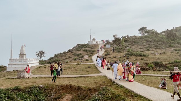 Foto peregrinos jainistas hindus pessoas caminhando em direção ao templo de shikharji parasnath giridih jharkhand