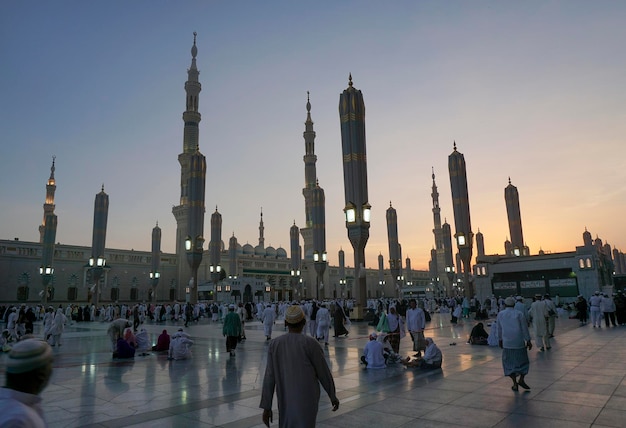 Peregrinos en la mezquita an-nabawi contra el cielo