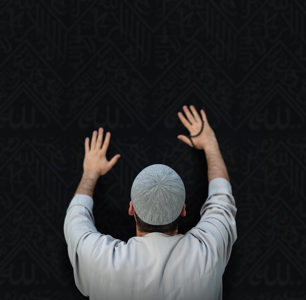 Peregrinos muçulmanos em roupas tradicionais brancas rezando na kaaba em makkah foto de alta qualidade