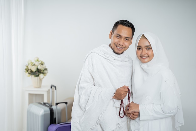 Los peregrinos musulmanes esposa y esposo en ropa blanca tradicional