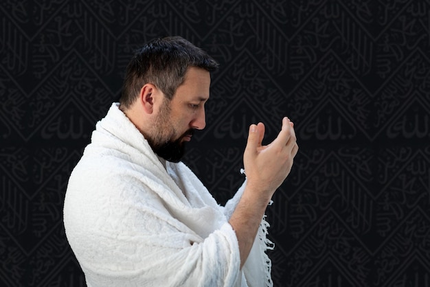 Foto peregrinos musulmanes con ropas tradicionales blancas orando en kaaba en meca foto de alta calidad