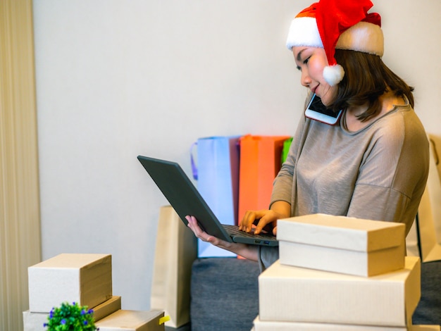 Perfeccione el concepto del vendedor en línea del negocio, mujeres asiáticas con su vendedor en línea independiente del negocio del trabajo.