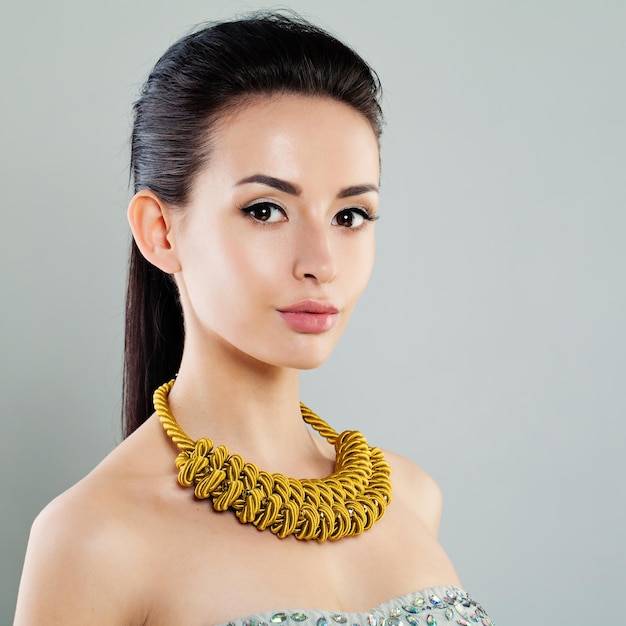 Perfecta mujer joven con collar de joyas