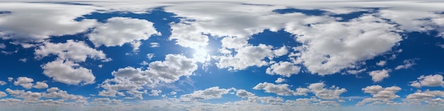 Perfecta vista de ángulo de 360 grados cielo azul con nubes con cenit en proyección equirectangular mitad superior de la esfera