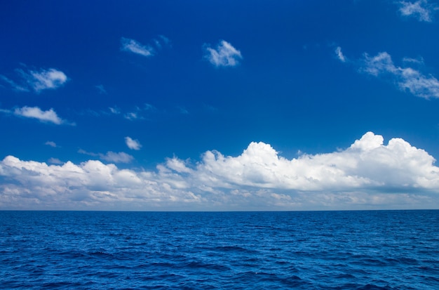 Perfecto cielo azul y agua del océano índico