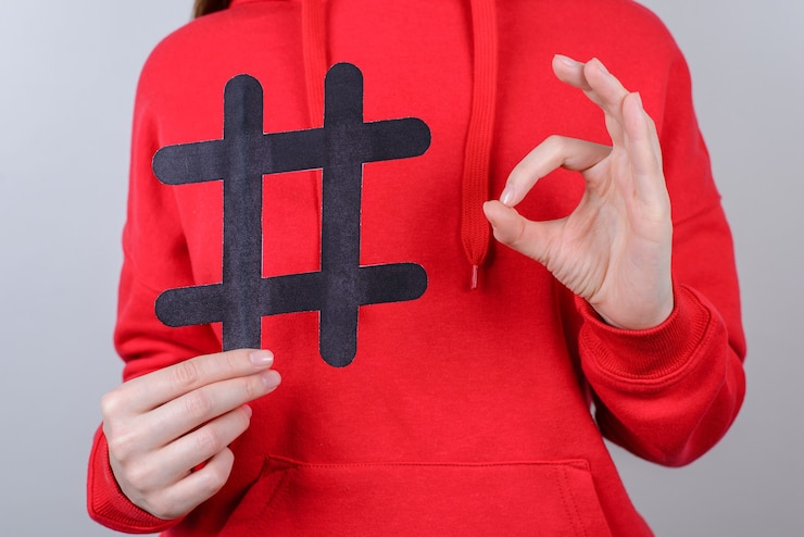 Foto perfecto excelente elegir elección hecho concepto de trato. foto en primer plano recortada de alegre gente agradable satisfecha persona hace okey signo aislado superficie gris