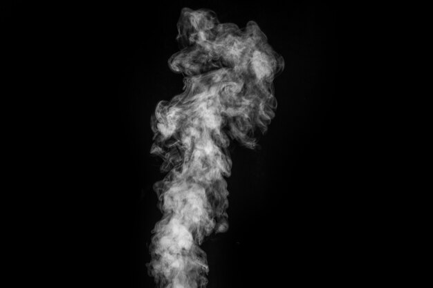 Perfecto vapor o humo blanco rizado místico aislado sobre fondo negro. Niebla de fondo abstracto o smog, elemento de diseño, diseño de collages.