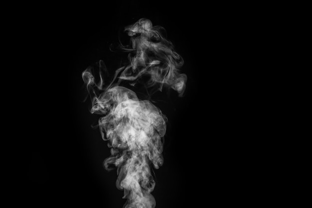 Perfecto vapor o humo blanco rizado místico aislado sobre fondo negro. Niebla de fondo abstracto o smog, elemento de diseño, diseño de collages.