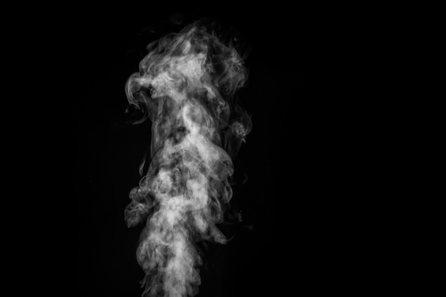 Perfecto vapor o humo blanco rizado místico aislado sobre fondo negro. Niebla de fondo abstracto o smog, elemento de diseño, diseño de collages.