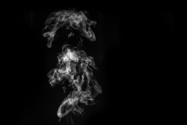 Perfecto vapor o humo blanco rizado místico aislado sobre fondo negro. Niebla de fondo abstracto o smog, elemento de diseño para Halloween, diseño de collages.