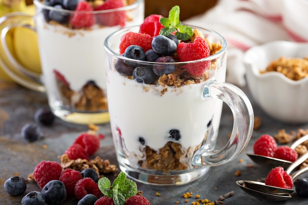 Foto perfecto de yogur de granola con bayas frescas