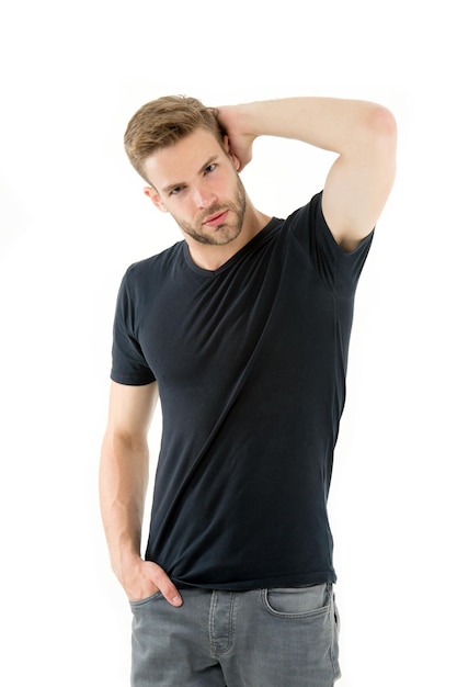 Perfeição homem sexy moda masculina isolado no fundo branco homem musculoso não barbeado bonito macho macho moda e beleza cara de barbearia em estilo casual de camisa preta Tendência de moda preta