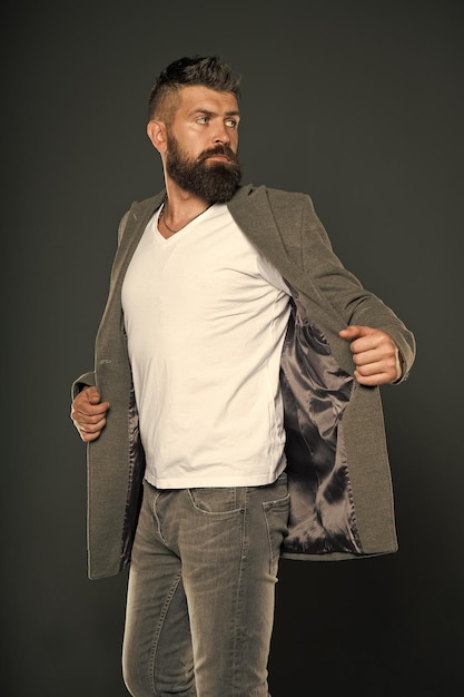 Perfeito para trabalho ou fins de semana Homem barbudo usa estilo casual Hipster em roupa casual fundo cinza Traje casual de negócios Casual e confortável Moda e estilo