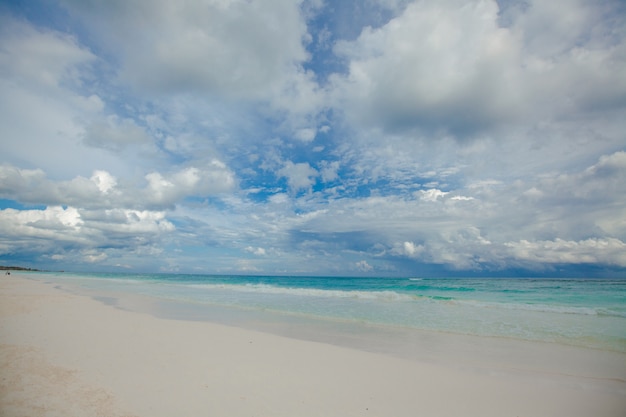 Perfeito praia tropical com águas turquesas e praias de areia branca em Tulum, México