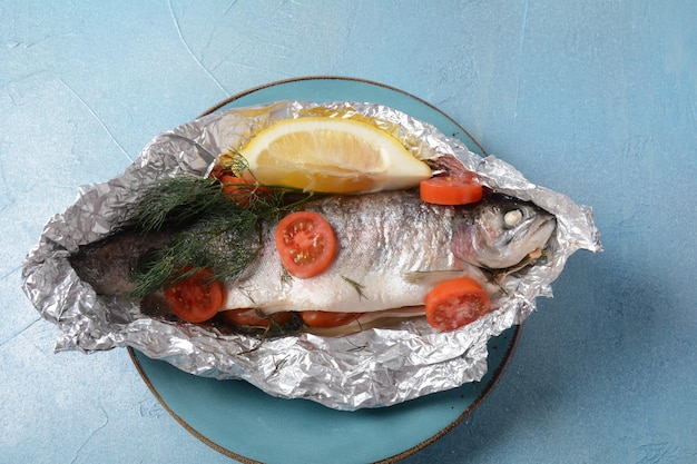 Perfekt gebackene Ofenforelle mit Zitrone und Dill mit Kirschtomaten Olivenöl Zitronensaft in Folie