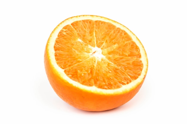 Perfekt retuschierte Orangenscheiben isoliert