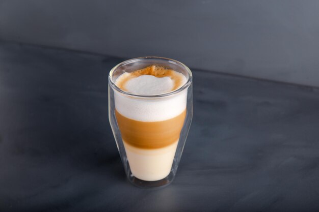 Perfekt verlaufender Latte Macchiato-Blick über grauen Hintergrund mit Kopierraum