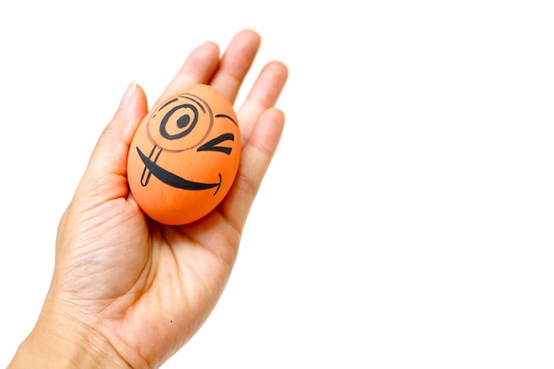 Perfekte bunte handgefertigte Ostereier mit Smile-Eiern in menschlicher Hand isoliert auf weißem Hintergrund Ostertag-Konzepte Lustige Dekoration Frohe Ostern