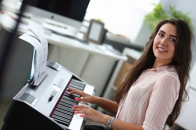 Perfekte Dame, die Musik komponiert