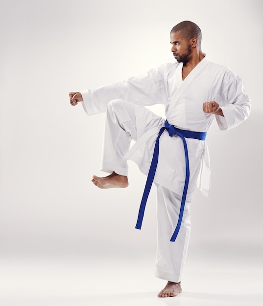 Perfekte Form Ein afrikanischer Mann beim Karate