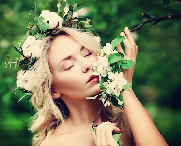 Perfekte Frau mit Apfelblüte im Freien