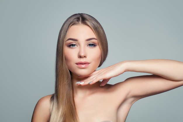 Perfekte junge Frau Blonde Model mit gesundem Haar
