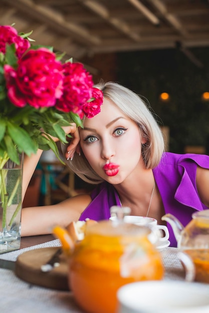 Perfekte junge Frau im Straßencafé