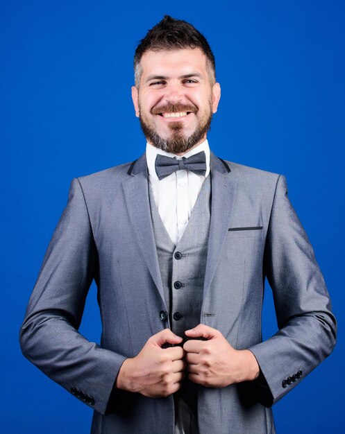 Perfekter Anzug passt zu ihm Männerwarenladen Mann Anzug mit Fliege gut gepflegt Mann mit Bart in formeller Anzug Jacke Mann Mode und Ästhetik Geschäftsmann formelles Outfit Klassischer Stil Ästhetik