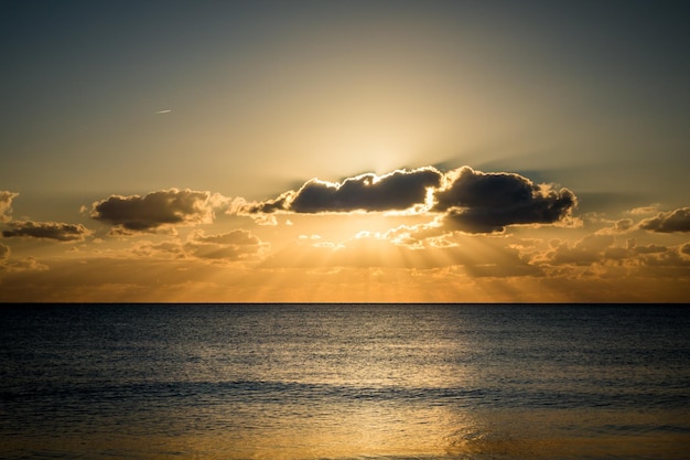 Perfekter Blick auf die flammende Meereslandschaft von einem Strand bei Sonnenuntergang