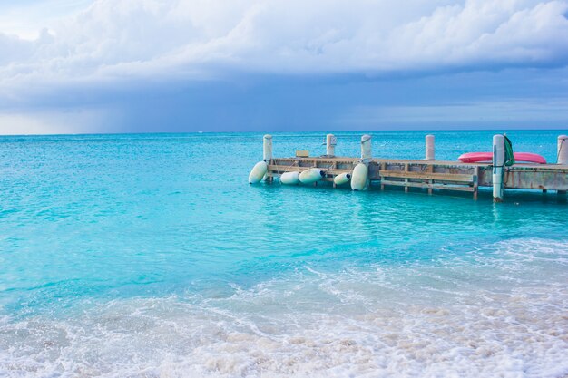 Perfekter Strand mit Pier in karibischer Insel in den Türken und in den Caicos