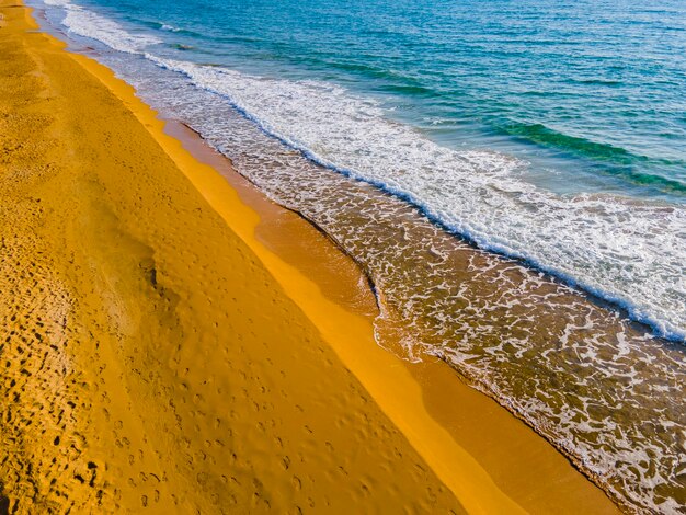 Perfekter Strand und friedlicher Blick auf das Meer