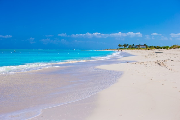 Perfekter weißer Strand mit Türkiswasser in karibischer Insel