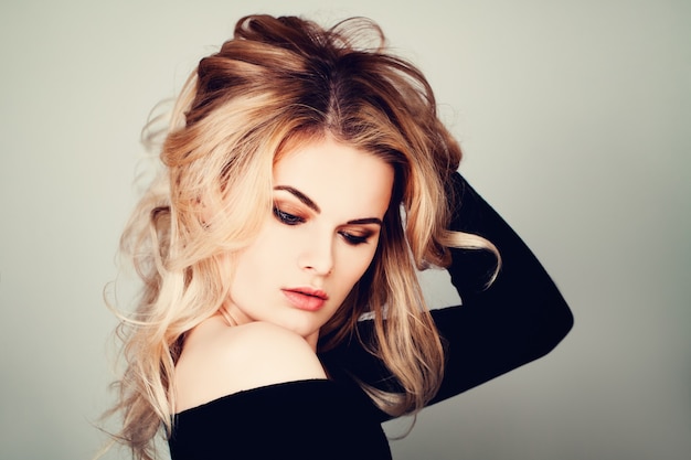 Foto perfektes frauenmodel mit blonden locken