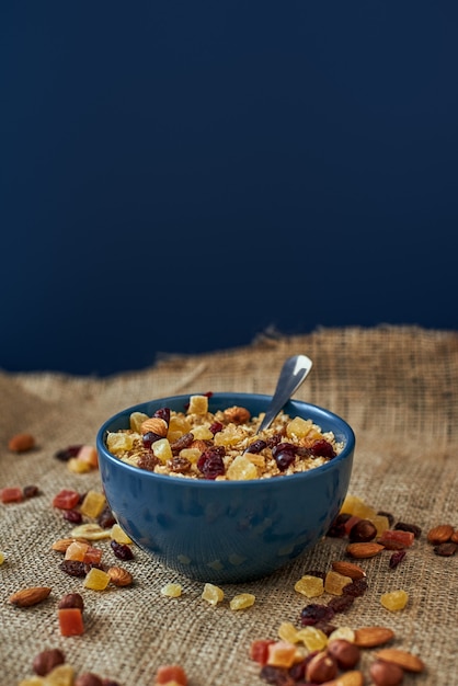 Perfektes Frühstück. Gesunde Frühstückszerealien mit Nüssen, Kürbiskernen, Hafer und in Schüssel auf isoliert. Gesunder Snack oder Frühstück am Morgen.