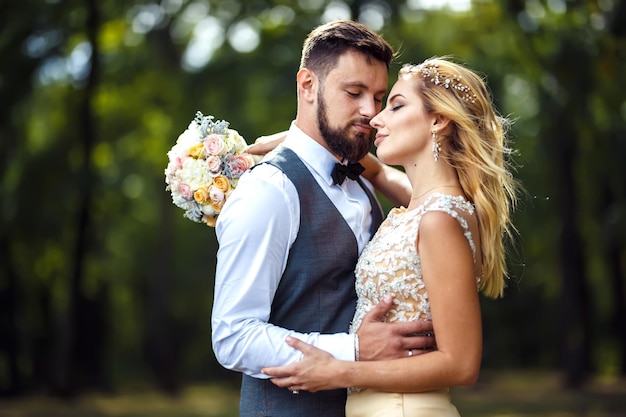 Perfektes Paar Braut Bräutigam posiert und küsst