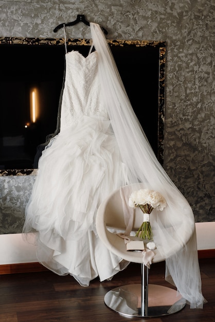 Perfektes weißes Brautkleid am Hochzeitstag