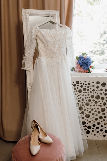 Perfektes weißes Brautkleid am Hochzeitstag