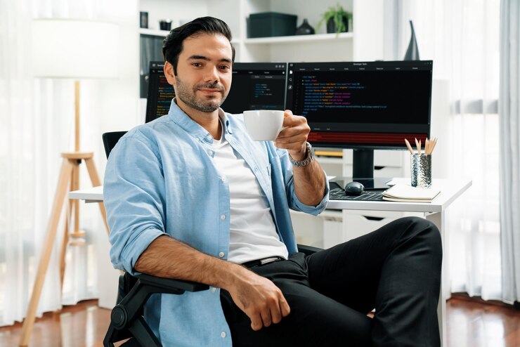 Foto el perfil de la cámara de it que sostiene la taza de café contra la codificación en la computadora