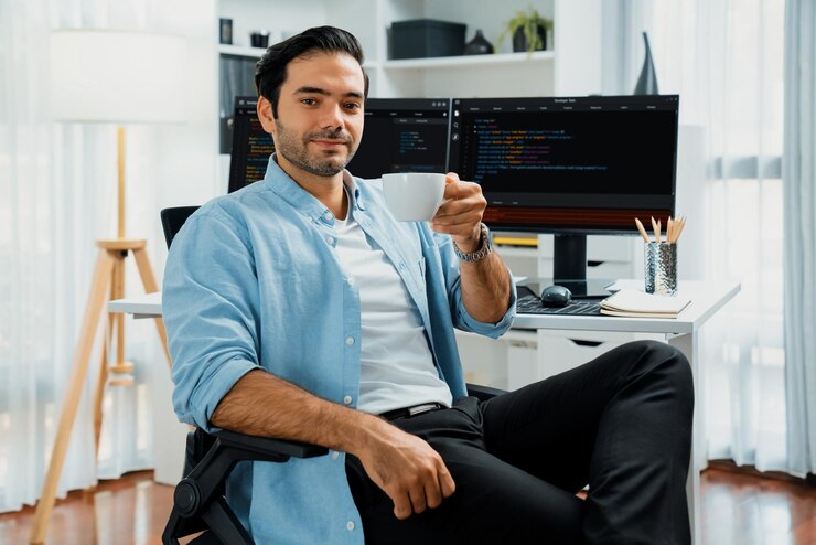 Foto el perfil de la cámara de it que sostiene la taza de café contra la codificación en la computadora