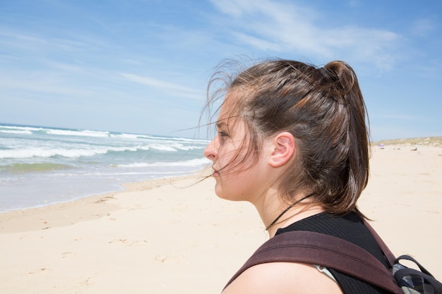 perfil chica linda playa verano deprimido