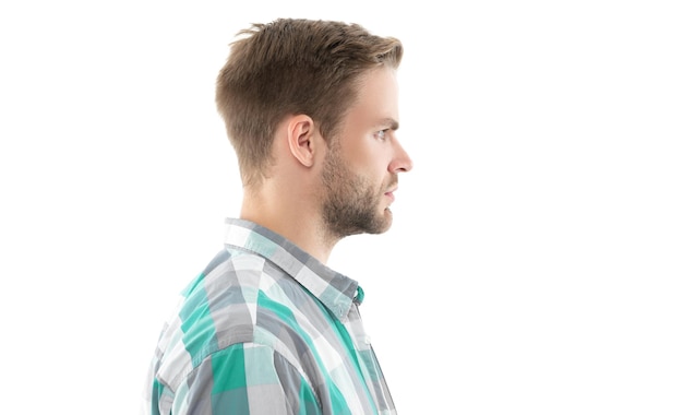 perfil de chico casual aislado sobre fondo blanco chico casual en estudio chico casual con camisa a cuadros foto de chico casual con barba de dos días