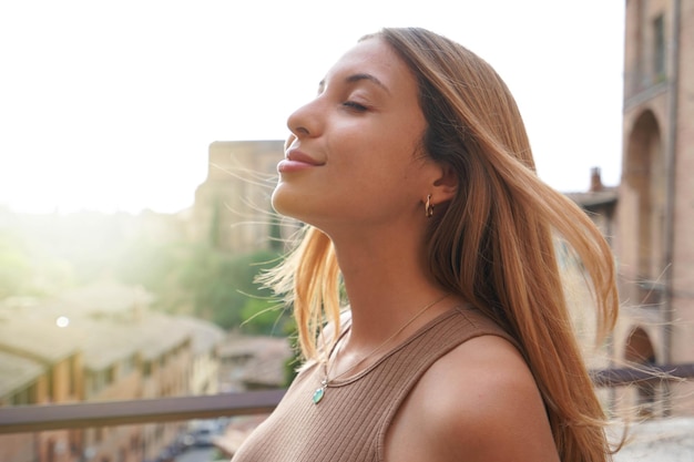 Perfil da mulher respira relaxado com os olhos fechados no pôr do sol Retrato do lado da menina do sol da beleza Emoção positiva vida sucesso mente paz conceito