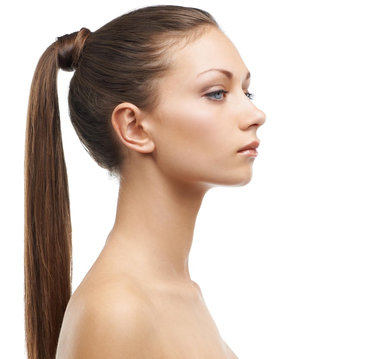Foto perfil de estúdio de mulher e cuidados com o cabelo de rabo de cavalo com maquiagem de beleza e cosméticos para bem-estar por fundo branco modelo de menina isolada e penteado com juventude estética e saudável por pano de fundo
