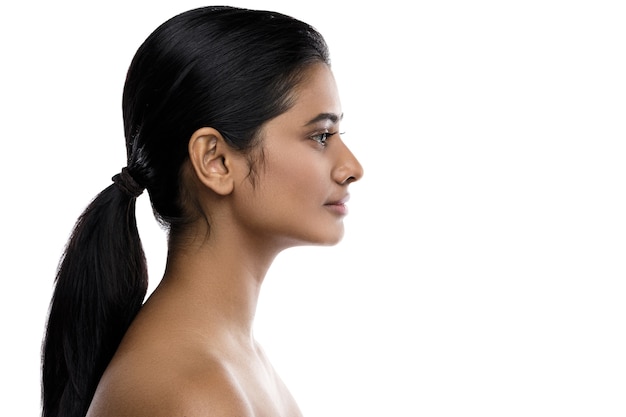 Foto perfil de jovem e bela mulher indiana isolado no branco