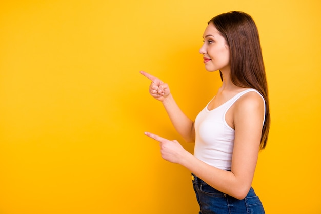 Perfil de linda morena posando isolada em laranja