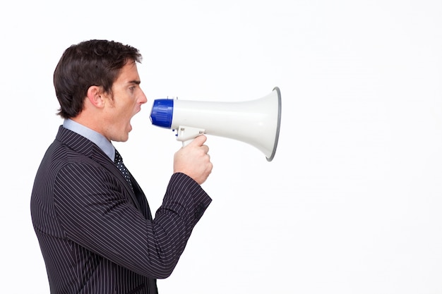 Perfil de um homem de negócios gritando através de um megafone