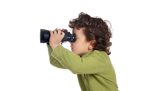 Perfil de um menino olhando através dos binóculos isolados em um fundo branco