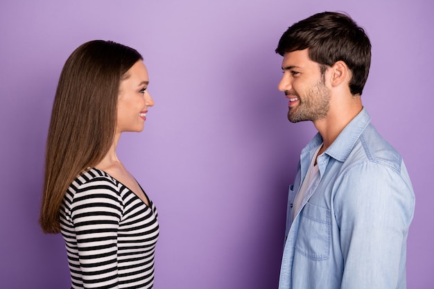 Foto perfil, dos personas, pareja, tipo, dama, de pie, opuesto, mirar, ojos, amable, sonriente, finalmente, encuentro, desgaste, elegante, casual, ropa, aislado, pastel, púrpura, color, pared